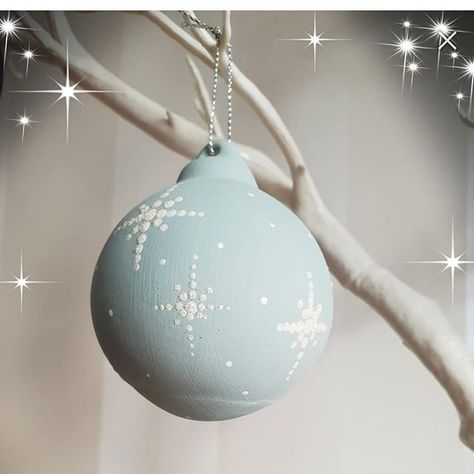 🎄🎄❄❄It's Christmas❄❄ To book ⬇️⬇️ paypal.me/TheOriginalCraftCo/15 Decorate 4 ceramic baubles, using simple dotting techniques from the… Painted Baubles, Diy Christmas Baubles, Ceramic Baubles, Hand Painted Bauble, Handpainted Christmas Ornaments, Christmas Decorations Diy Crafts, Diy Pottery Painting, Xmas Baubles, Painting Christmas