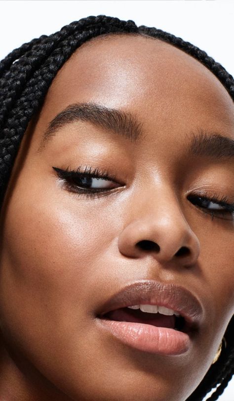 Glossier Models, Glossier Skincare, Eco Friendly Makeup, Minimal Makeup Look, Moroccan Beauty, Skin Aesthetics, Diy Skin Care Routine, Beauty Games, Beauty Shoot