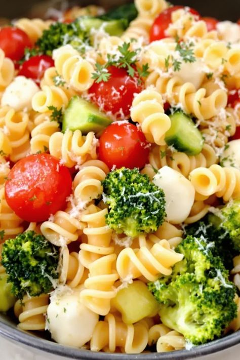 Easy Rotini Pasta Salad, Tricolor Pasta Recipes, Christmas Pasta Salad, Pasta Salad With Broccoli, Salad With Broccoli, Rotini Pasta Salad, Christmas Pasta, Tri Color Pasta, Oregano Salt