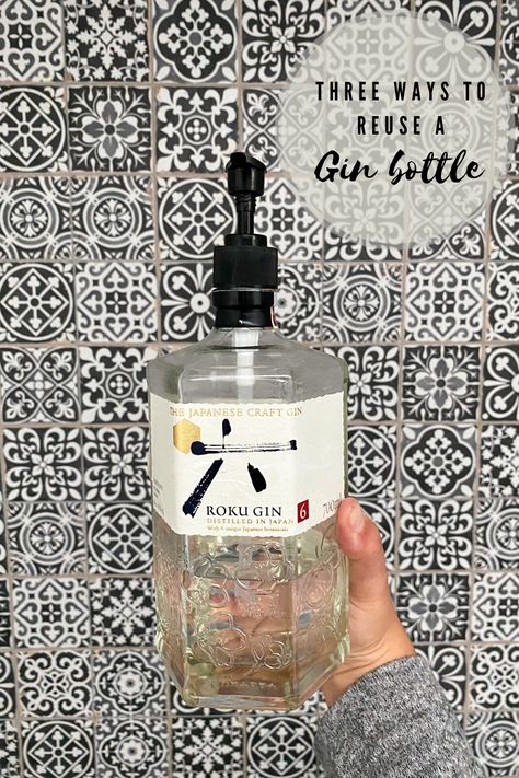 This pin give three ways to reuse a gin bottle in the bathroom.  #reuseginbottle #ginbottle #diy Roku Gin Bottle Upcycle, Gin Bottle Crafts, Gin Bottles Decoration, Gin Bottles Upcycle, Top Gin, Soap Dispenser Diy, Craft Gin, Gin Bottle, Decoupage Glue