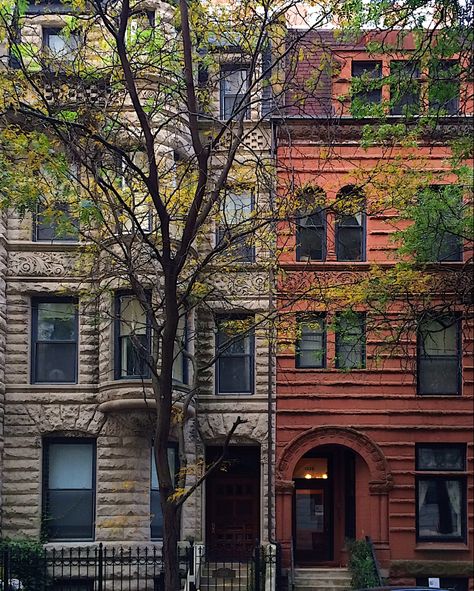 Chicago House Exterior, Chicago Homes, Gold Coast Chicago, Chicago Aesthetic, Chicago House, Downtown Apartment, Apartment Exterior, Chicago Apartment, City Road