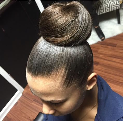 Nice elegant bun #lindzstylez Elegant Bun Hairstyles Classy, Elegant Bun Hairstyles, Hairstyles Classy, Trendy Bun, Black Hair Bun, Hairstyles For Ladies, Natural Hair Bun Styles, Elegant Bun, Sleek Ponytail Hairstyles