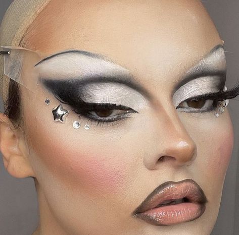 Hooded Eye Drag Makeup, Drag Makeup Hooded Eyes, Drag Looks Make Up, Black Drag Makeup, Drag Makeup Inspiration, Beginner Drag Makeup, Drag Contour, Easy Drag Makeup, Easy Drag Queen Makeup