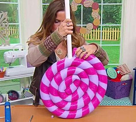 Make this DIY Giant Yard Lollipop out of a pool noodle this Christmas Season Christmas Lollipop Decorations, Diy Christmas Yard Decorations, Lollipop Decorations, Candy Decorations Diy, Giant Lollipops, Christmas Lollipops, Giant Candy, Gingerbread Christmas Decor, Pool Noodle