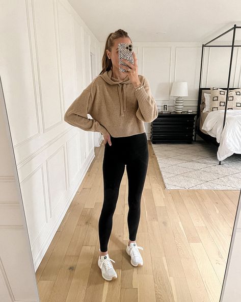 Cropped Pullover Outfits, Cropped Hoodie Outfit, Hoodie And Leggings Outfit, Women Hoodie Outfit, Workout Outfits Winter, Athleisure Outfits Summer, Veja Esplar, Tan Hoodie, Athleisure Outfit