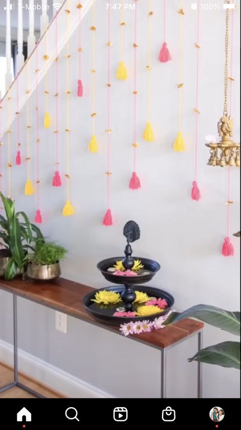 House Warming Backdrop Ideas Indian, Diwali Backdrop Ideas For Home, Housewarming Decorations Indian Simple, House Warming Decorations Indian Simple, Welcome Decoration Ideas Home Indian, Aesthetic Holi, House Warming Decorations Indian, Onam Decor, House Party Decorations