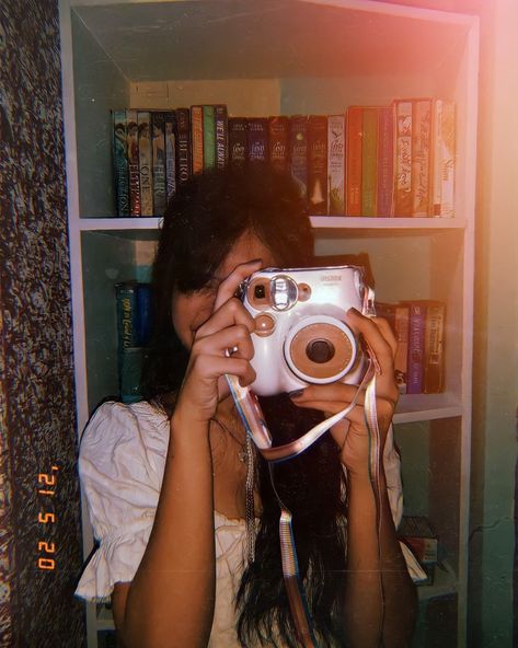 Taking Polaroid Aesthetic, Polaroid Camera Pictures Ideas, Poses With Polaroid Camera, Polaroid Mirror Selfie, Posing With Camera, Polaroid Poses Alone, Aesthetic Polaroid Pictures Ideas, Taking Polaroid Pictures, Polaroid Selfie Ideas