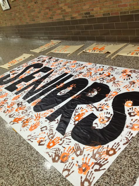 cheerleaders get creative Color Wars Pep Rally, Homecoming School Posters, Seniors Poster Ideas, Freshmen Posters High Schools, Football Spirit Signs High School, Class Banners Ideas Homecoming, Cheer Ideas High School, School Posters Spirit, Back To School Posters High School