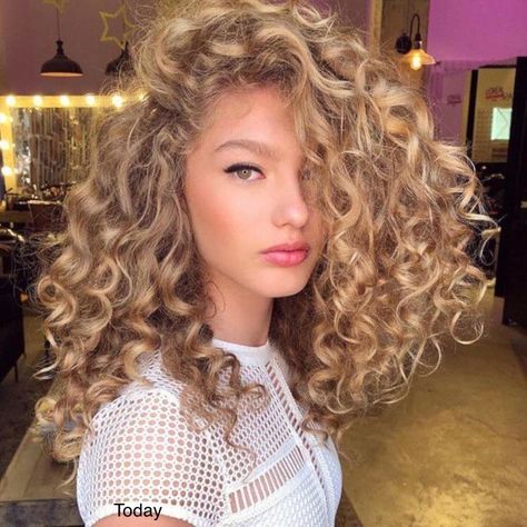 2020 tightly curled perm on a one length cut! Today’s style is all natural & short hair. Everyone wants that thick healthy look and perms give that fullness we all desire. Cute Curly Hairstyles, Top Hairstyles, Medium Long Hair, Blonde Hair Looks, Permed Hairstyles, Trending Hairstyles, Modern Hairstyles, Long Hair Styles Men, Long Curly