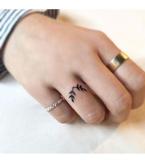 Beautiful leaf tattoo on the ring finger | www.otziapp.com Wedding Ring Finger Tattoos, Girl Finger Tattoos, Finger Tattoos For Couples, Ring Tattoo Designs, 10 Tattoo, Small Finger Tattoos, Finger Tattoo For Women, Tattoo Wedding Rings, Finger Tats