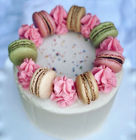 Made this sweet cake for a little girl’s birthday— 3 layers of vanilla sponge filled with nutella and fresh strawberries, topped with vanilla buttercream and macarons! Macaroon Topped Cake, Cake Decorating With Macarons, Macaron Topped Cake, Macarons Cake Decoration, Macaron Cake Ideas, Birthday Cake With Macarons On Top, Cakes With Macarons On Top, Macaroon Cake Decoration, Macaron Cake Decoration