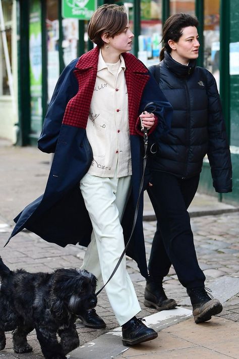 Emma Corrin, Navy Trench Coat, Off White Jacket, London Look, London Street Style, Street Style Winter, London Street, Celebrity Street Style, 가을 패션