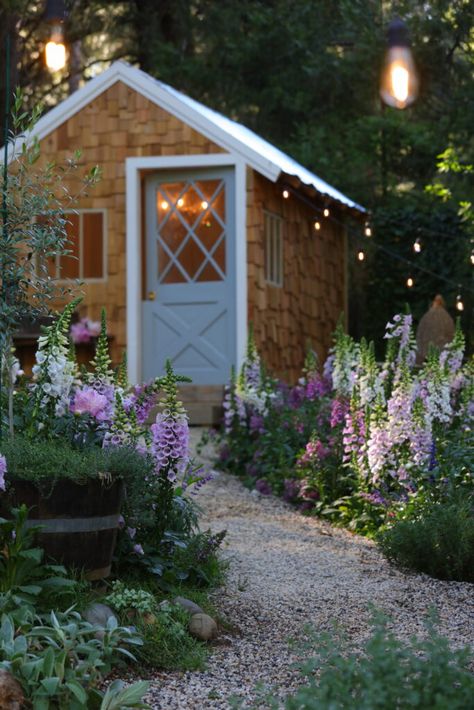 European Garden, Cottage Garden Plants, English Cottage Style, English Cottage Garden, English Country Gardens, Potting Sheds, Style Cottage, Garden Path, Garden Pathway