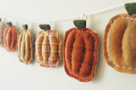 #Pumpkin Patch Wool #Garland by whatnomints, via Flickr - would be a cute way to spell out a word with black letters on each too †å Fall Bunting, Primitive Fall Decor, Primitive Pumpkin, Pumpkin Garland, Primitive Fall, Halloween Garland, Primitive Halloween, Sukkot, Halloween Banner