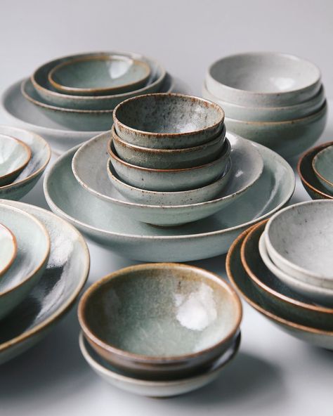 Florian Gadsby on Instagram: “Stoneware bowls of various size, form, clay and glaze, all fired up in reduction and crash cooled. Out of all the shapes I make bowls,…” Korean Tableware, Ceramics Photography, Florian Gadsby, Pottery Unique, Ceramic Cutlery, Ceramic Glaze Recipes, Stoneware Bowls, Eco Friendly Decor, Ceramic Glaze