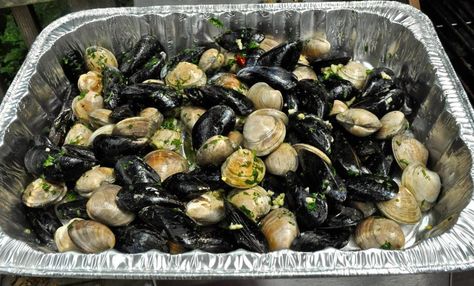 Mussel Dishes, Grilled Mussels, Grilled Clams, Light Dinners, Tulips And Daffodils, Charcoal Grilling, Steamed Clams, Grilled Seafood Recipes, Mussels Recipe