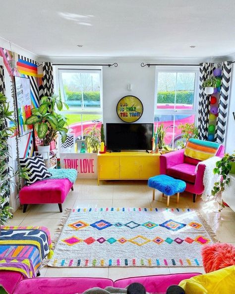 Electric Room Decor, Colorful Minimalist Home Decor, Colorful Apartment Living Room, Funky Retro Bedroom, Rainbow Living Room, Colorful Maximalist Bedroom, Colorful House Decor, Colorful Apartment Decor, Quirky Living Room