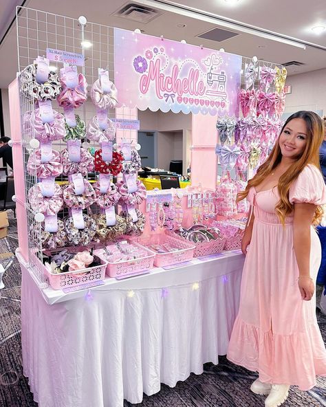 Anime Fest Convention 2024 🎀 🤍 @northernkyanimefest 🤍 Vendor Bow Display, Scrunchie Craft Fair Display, Small Store Display Ideas, Store Display Ideas, Small Business Aesthetic, Vendor Booth Display, Bow Display, Craft Market Display, Mini Store