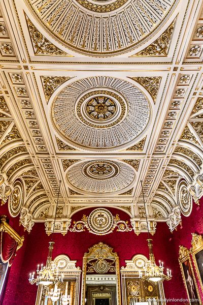 Buckingham Palace in London. This opulent ceiling is one of the things you can see on a tour of the State Rooms during the annual summer opening. Click through for more on the A Lady in London blog.  #buckinghampalace #london England Moodboard, Uk Palace, Vintage Palace Aesthetic, Buckingham Palace Interior, Buckingham Palace Aesthetic, Buckingham Palace Exterior, Royal Architecture, The Queen Of England, Table Fountain