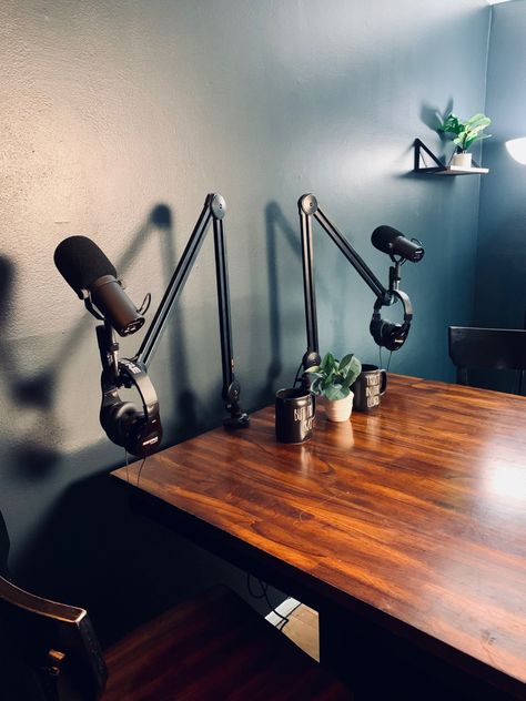 Podcast Studio Decorating Ideas, Office Podcast Room, Podcast Room Ideas Men, Podcast Room Setup Ideas, Podcast Studio Ideas Aesthetic, Podcast Recording Studio Aesthetic, Podcast Living Room, Podcast Room Aesthetic, Minimalist Podcast Studio