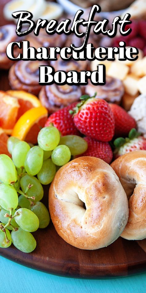 Breakfast Sweets Charcuterie Board, Small Breakfast Board Ideas, Small Breakfast Board, Bagel Charcuterie Board Ideas Simple, Fruit And Bread Charcuterie Board, Bagel And Fruit Charcuterie Board, Grazing Breakfast Platter, Easy Breakfast Board Ideas, Healthy Brunch Board Ideas