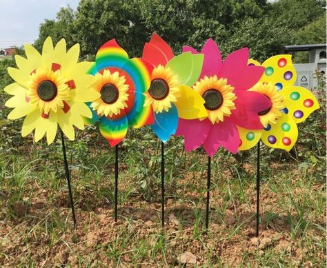 Diy Spinning Wheel, Wind Spinners Diy, Soda Can Flowers, Garden Windmill, Wood Yard Art, Pvc Pipe Crafts, Recycled Art Projects, Home Yard, Mad Hatters