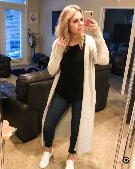 Sporty Cardigan Outfit, Ankle Length Cardigan Outfits, Cream Duster Cardigan Outfit, White Long Cardigan Outfit, Long Cardigan Outfit Summer, Long White Cardigan Outfit, Long Cardigan Outfit Winter, Jeans With White Sneakers, Open Cardigan Outfit