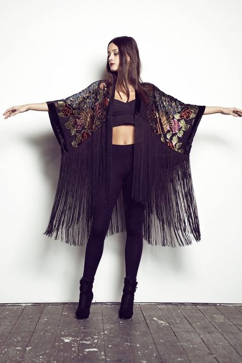 Long FRINGE Kimono. Gorgeous shawl (NOT Stevie Nicks obviously. But very Stevie style lol) Velvet Fringe Kimono, Velvet Fringe, Look Boho Chic, Boho Chique, Boho Mode, Mode Kimono, Fringe Kimono, Estilo Hippie, Stil Boho