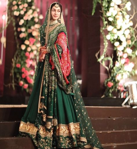 Pakistani Bride Wore Sabyasachi Green Matka Lehenga And Looked Every Bit Of Royal, Pics Inside! Double Dupatta Lehenga, Double Dupatta, भारतीय दुल्हन संबंधी, Mehndi Dress, Sabyasachi Lehenga, Green Lehenga, Anita Dongre, Choli Designs, Red Lehenga