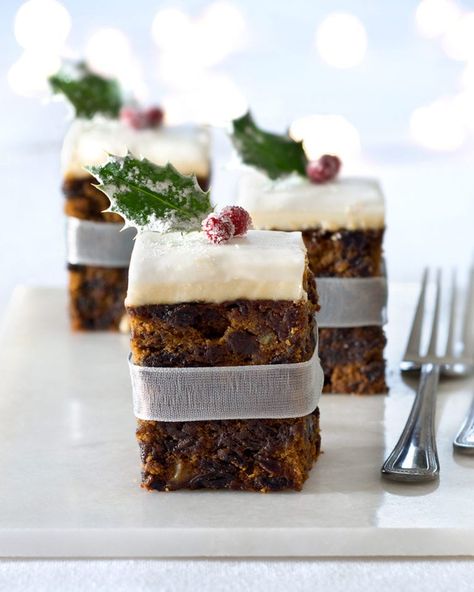 Quick Christmas cake Mini Christmas Cakes, Gourmet Baskets, Christmas Cakes Easy, Dessert Parfait, Fruit Cake Christmas, Mini Tortillas, Christmas Cake Decorations, Christmas Fruit, Christmas Cake Recipes