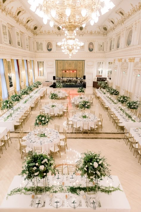 Wedding Venues Indoor Decor, Royal Wedding Venue Ideas, Wedding In A Ballroom, Classic Wedding Set Up, Indoor Classic Wedding, Dinner Wedding Decoration, Wedding Venues Hotel, Hotel Venue Wedding, Indian Wedding Dinner Decorations