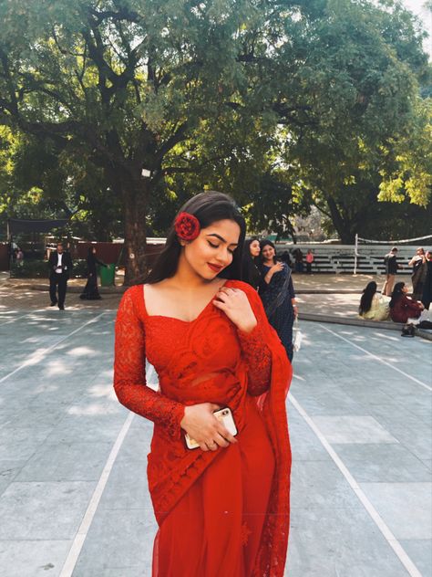 Farewell red saree Gown For Farewell Party In School, Red Saree Inspo For Farewell, Red Saree Poses, Teenage Saree, Red Farewell Saree, Red Saree With White Blouse, White Saree With Red Blouse, Red Saree Styling, Red Saree For Farewell