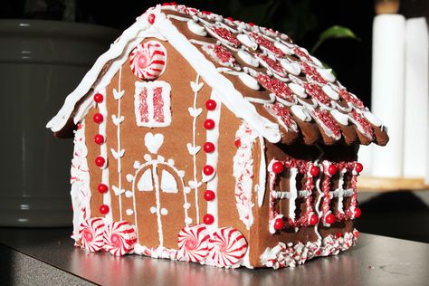 gingerbread house in red and white White And Red Gingerbread House, Gingerbread House Red And Green, Gingerbread House Red And White, Red And Green Gingerbread House, White Gingerbread House, Gingerbread Competition, Gingerbread House Ideas, Gingerbread Design, Christmas Gingerbread House