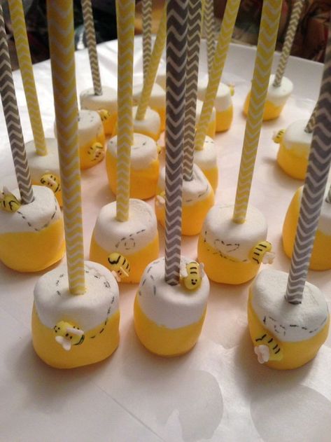 Winnie The Pooh Marshmallow Pops, Winnie The Pooh Treats Party Ideas, Winnie The Pooh Birthday Treats, Honey Bee Baby Shower Food Ideas, Winnie The Pooh Treat Table, Bee Party Food Ideas, Winnie The Pooh Baby Shower Treats, Winnie The Pooh Treats, Bee Themed Food