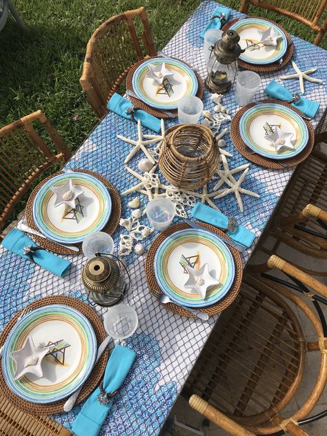 The seaside always reminds me of fish nets and seashells. I took a fish net and placed it over a beach towel to use as table cloth. Surrounded by seashells that i found in the beach. Made for a beautiful summer evening. Coastal Table Settings, Seashell Table Decor, Beach Table Settings, Blue And White Table Setting, Boho Garden Party, Fish Nets, Coastal Table, Beach Table, Nautical Inspiration