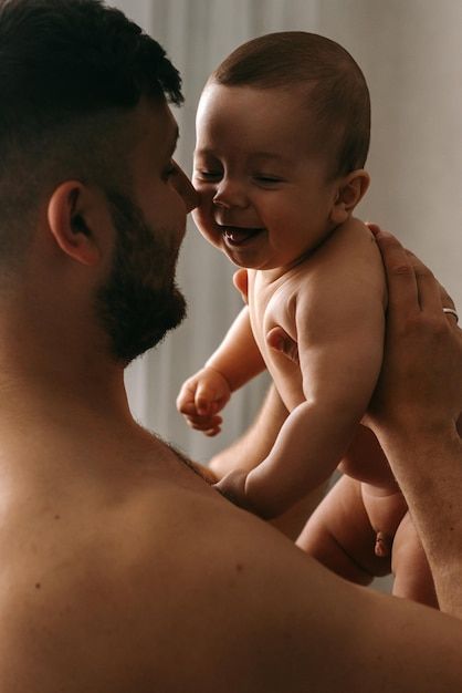 Um homem segurando um bebê e sorrindo pa... | Premium Photo #Freepik #photo #dia-pais #feliz-dia-pais #pai #pai-bebe