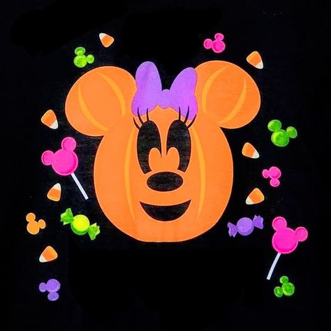 Minnie Mouse Pumpkin, Disney World Halloween, Disney Doodles, Christmas Hand Painted, Dulces Halloween, Halloween Wallpaper Cute, Minnie Mouse Halloween, Halloween Facts, Mickey Halloween