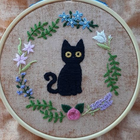 Embroidered Cat Simple, Cat Pattern Embroidery, Cat Hand Embroidery Pattern, Cute Cat Embroidery Simple, Simple Cat Embroidery Designs, Cat Embroidery Tutorial, Black Cat Embroidery Simple, Embroidered Cats Embroidery Designs, White Cat Embroidery