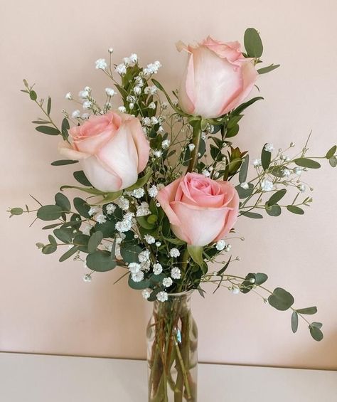 Pink roses for your lovely receiver! Here at Market Garden floral we are destined to bring beauty to your home! Order your roses at marketgardenfloralco.com or call us at 407-757-2001 to place your order! #roses #flowers #flowerphotography #local Rose Bouquet In A Vase, Simple Flowers In Vase, Small Vase Flower Arrangements, Pink Vase Centerpieces, Simple Flower Centerpieces, Flower Arrangements Roses, Simple Floral Decor, Pink Floral Centerpieces, Simple Flower Bouquet