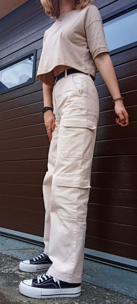 White Sneakers Casual Outfit, Wide Leg Cargo Pants Outfit, Cream Pants Outfit, Casual Neutral Outfits, Beige Pants Outfit, Joggers Outfit Women, Beige Cargo Pants, White Cargo Pants, Wide Leg Cargo Pants