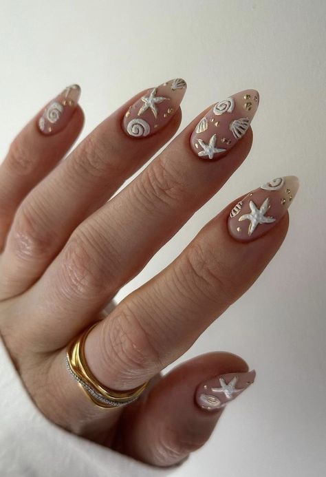 Starfish Chrome Nails, Summer Nails 2024 Starfish, Hoț Girl Nails, White Starfish Nails, Nails With White Base, Chrome Beach Nails, Nail Designs With White, Summer Nails Starfish, Sea Star Nails