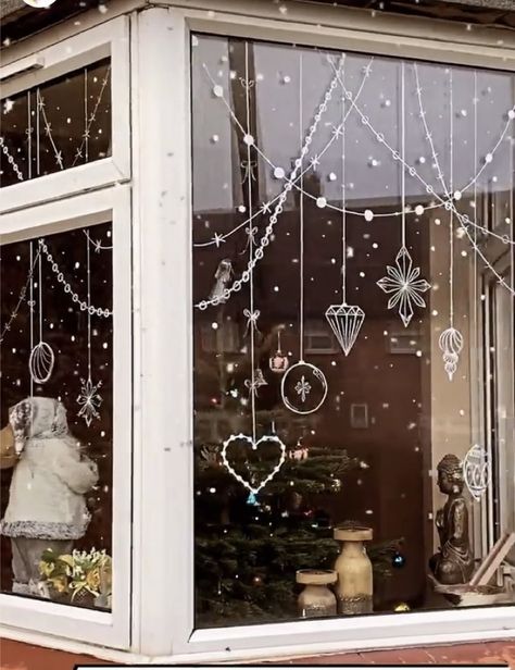 Jul Diy, Christmas Window Painting, Christmas Window Display, Winter Window, Christmas Window Decorations, Bed Diy, Furniture Bed, Furniture Plans Free, Anna White