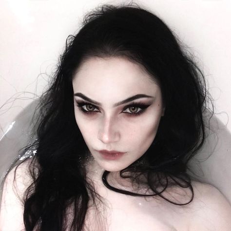 Dark Angel Makeup, Maquillage Goth, Pale Makeup, Angel Makeup, Halloween Makeup Inspiration, Gothic Makeup, Goth Makeup, Dark Makeup, Halloween Makeup Looks