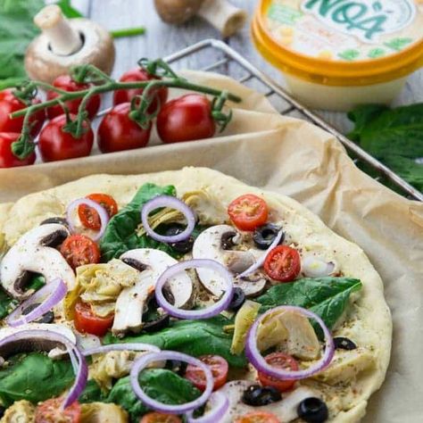 Hummus Pizza with Veggies Hot Veggie Pizza Recipe, Halloumi Pizza, Naan Hummus Pizza, Vegan Mushroom Pizza, Hummus Pizza With Veggies, Hummus Pizza, Vegan Apps, Vegan Pizza Recipe, Vegan Breakfast Easy