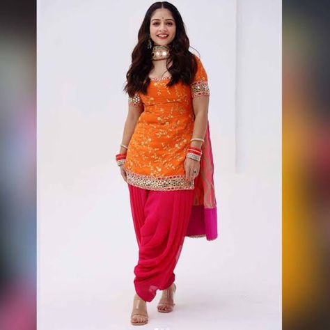 Punjabi Dress Design, Indian Dress Up, Punjabi Models, Recycled Dress, Pakistani Dresses Online, Celebrity Casual Outfits, Fashionable Saree Blouse Designs, Simple Kurti Designs, Last Moment