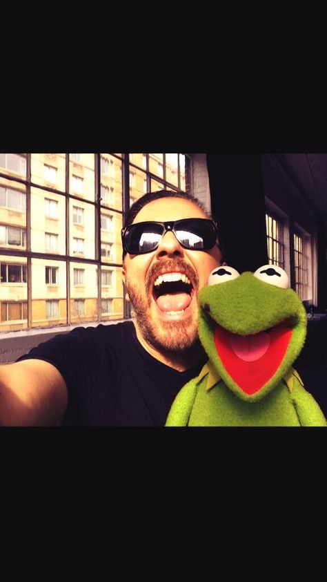 Ricky Gervais - Hangin' with my evil green homie. Rick Gervais, Muppets Most Wanted, Ricky Gervais, Silly Puppets, Ensemble Cast, The Muppet Show, Recorder Music, Kermit The Frog, Sketch Comedy