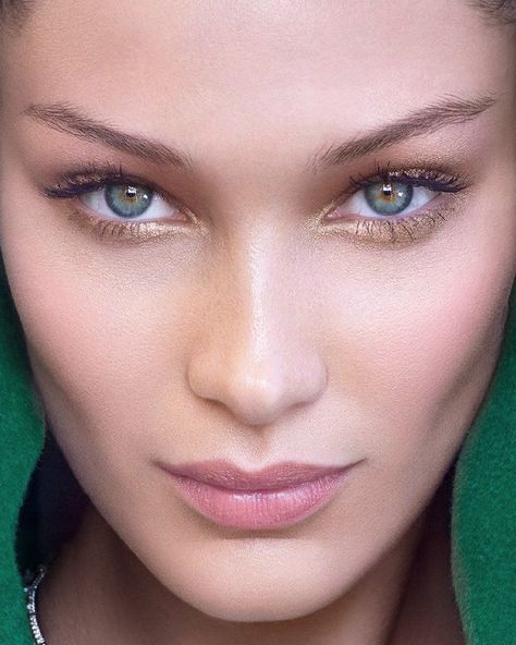 Gigi Hadid Eyes, Bella Hadid Red Carpet, Bella Hadid Makeup, Red Carpet Makeup, Isabella Hadid, Dewy Makeup, Bella Hadid Style, Brunette Woman, Hadid Style