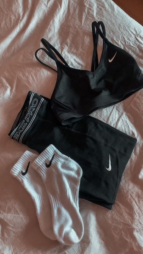 Nike Dryfit Outfit, Nike Gym Wear, Sports Outfits Aesthetic, Gym Wishlist, Nike Gym Outfit, Gym Ootd, Pilates Outfit, Gymwear Outfits, Gym Crush