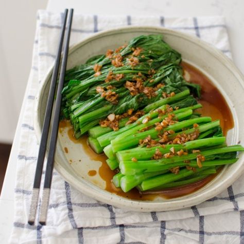 Choy Sum, Chinese Vegetables, Asian Vegetables, Chinese Cabbage, Japanese Kitchen, Eating Recipes, Mixed Vegetables, Garlic Sauce, Vegetable Sides