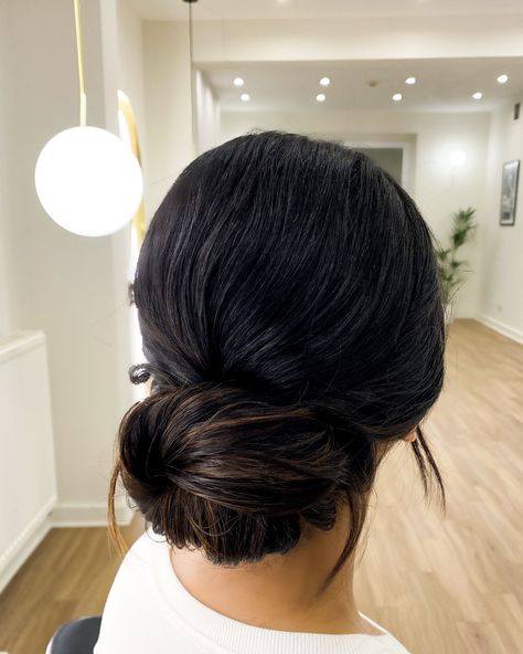 Want a chic and elegant look for your big day? A low bun is a timeless choice that looks stunning with any wedding dress. From braids to waves, I can create a unique bridal hairstyle that you'll cherish forever. #bridalhairstyle #bridalhair #weddinghair Bridal Hair Low Bun, Loose Bridal Hair, Hair Low Bun, Red Carpet Hair, Hollywood Waves, Bridal Hairstyle, Low Bun, Chic And Elegant, Loose Waves